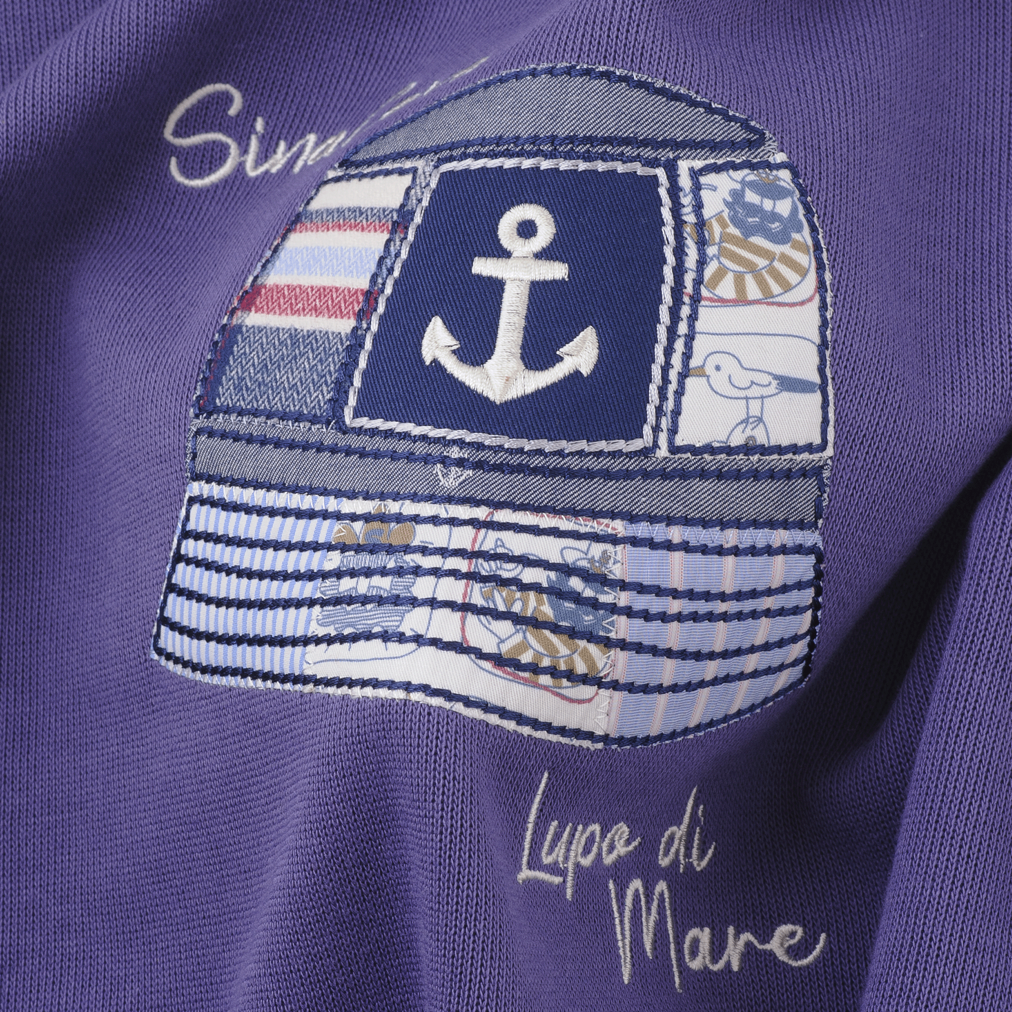 【公式】シナコバ (SINA COVA) クルーネックトレーナー 23220050 パープルの刺繡部分2