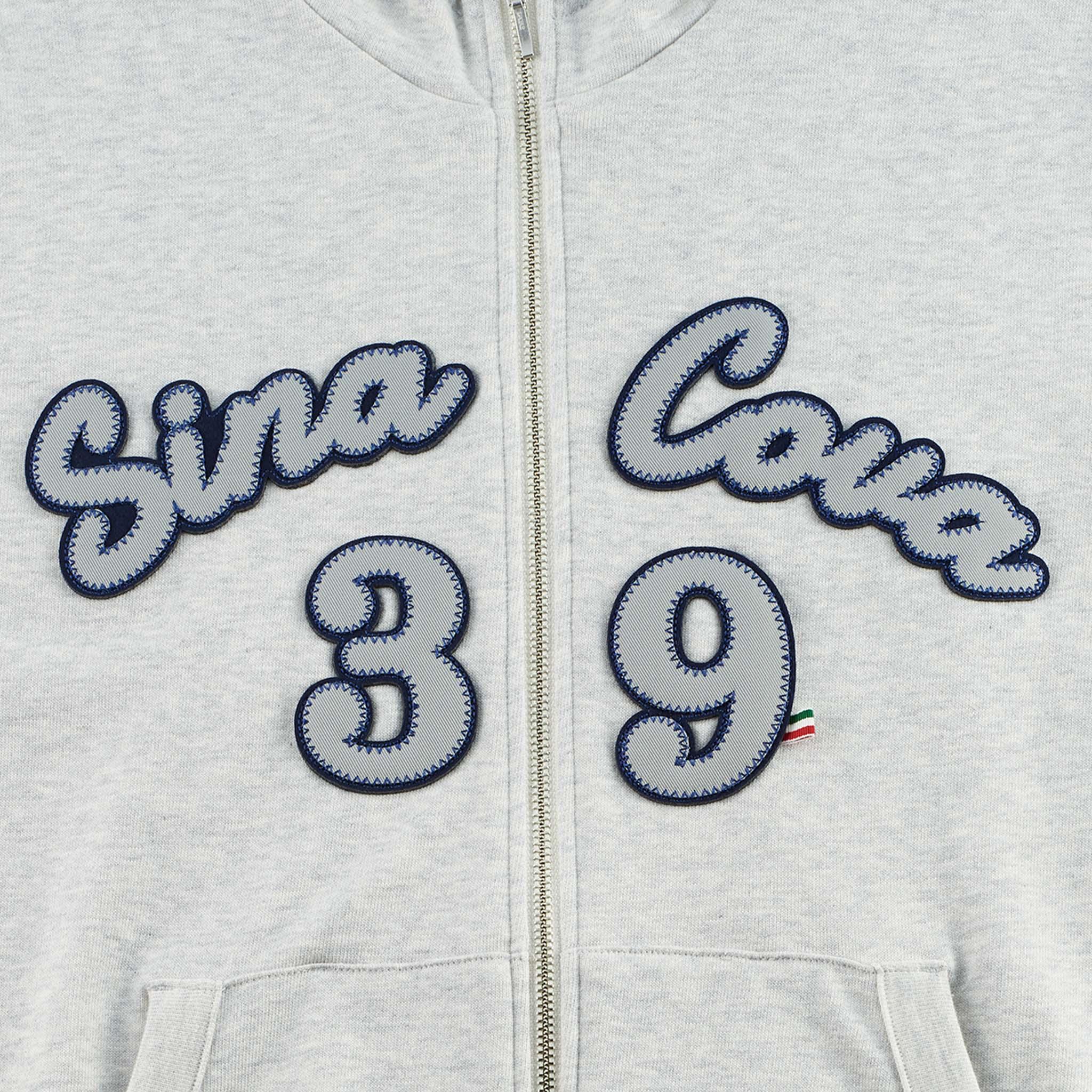 【公式】シナコバ (SINA COVA) ZIPUPパーカー 22123010 グレーのワッペン部分