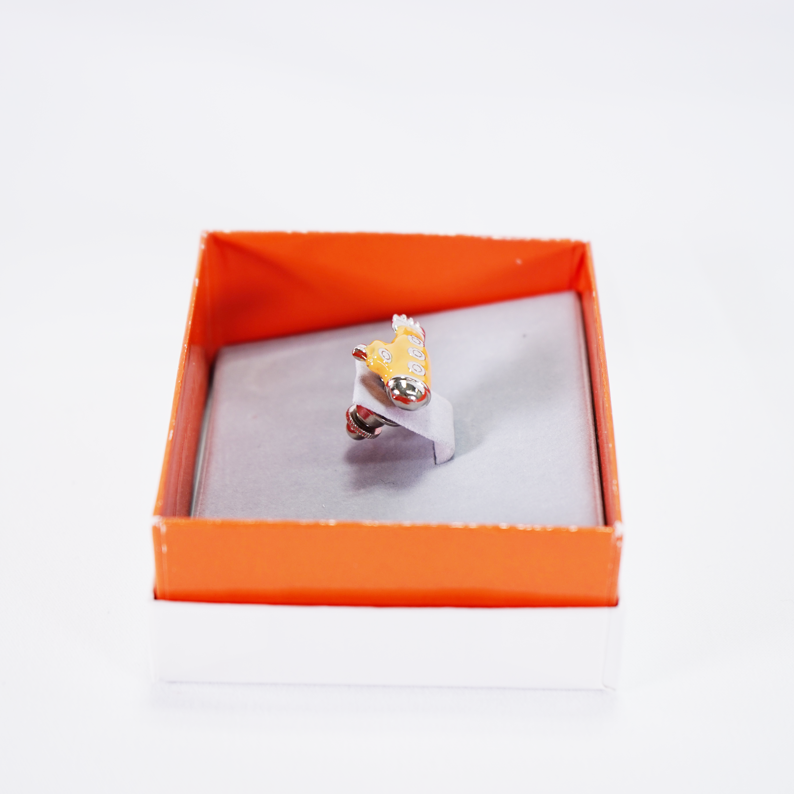 ラペルピン イエローサブマリン 57001190